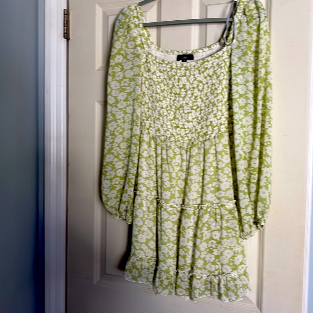 Pretty spring green dress fitted around chest and slows out , loose sleeves